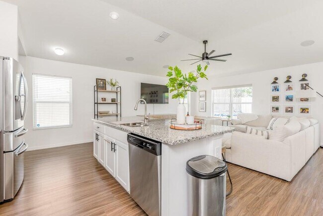 Building Photo - 5940 NW Pine Trail Cir