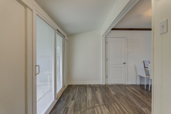 Building Photo - Charming Updated 3 Bedroom
