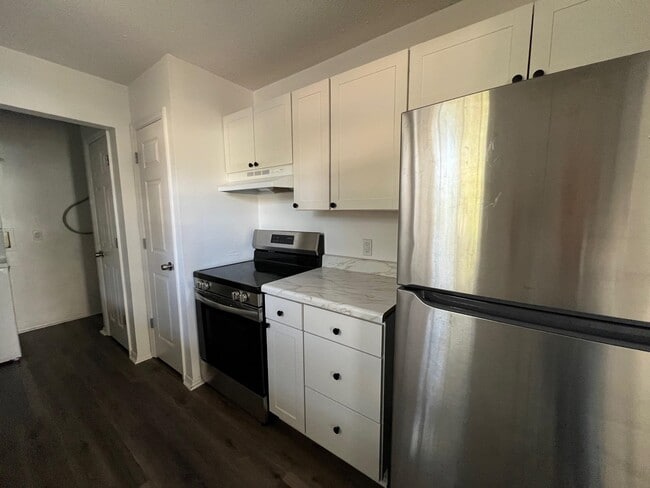 Building Photo - 677 W 5th Ave