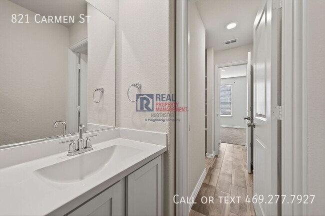 Building Photo - 821 Carmen St