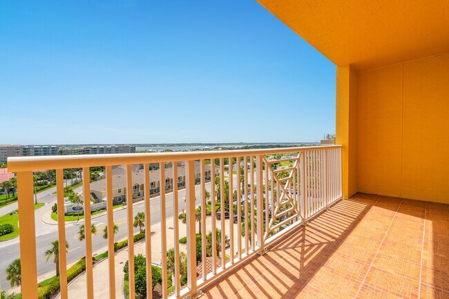 Building Photo - Breathtaking 3 Bedroom Daytona Beach Shore...