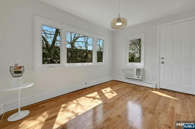 Building Photo - 158 Edgar St