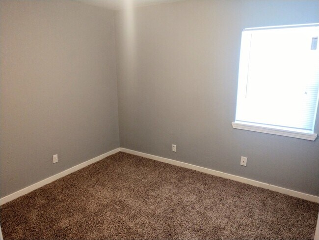 Building Photo - 3 bedroom 1 bath house in central Denton.