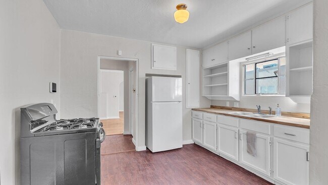 Building Photo - 205 Harvard Dr SE