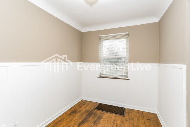 Building Photo - 5104 Lillian Dr