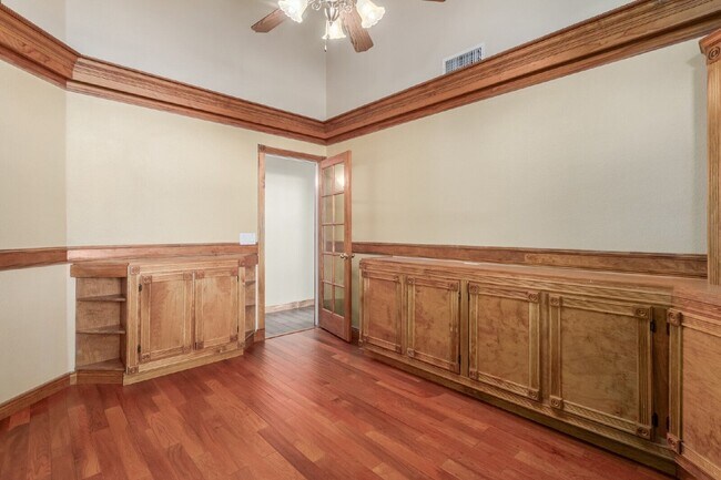 Building Photo - 12717 W Windsor Ave