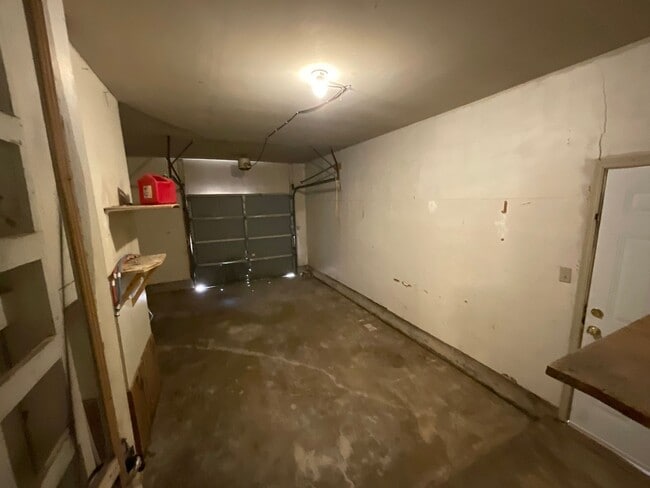 Building Photo - 3 bed, 1.5 baths, 2 car garage