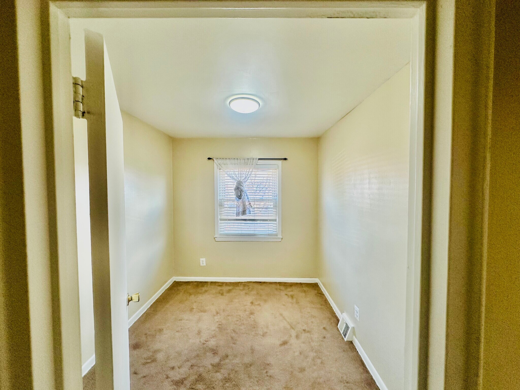 Bedroom_003 - 8708 Hargrave St