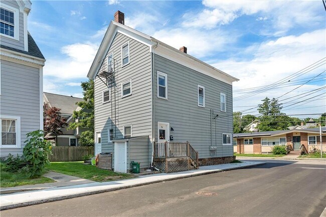 Building Photo - 24 Pond Ave