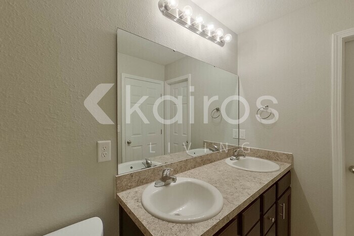 Building Photo - 1349 Mull St