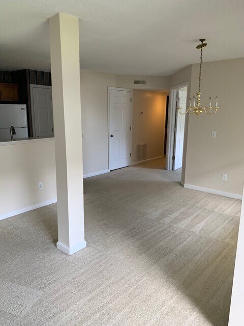 Building Photo - ****** HALF OFF FIRST FULL MONTH OF RENT!! ******