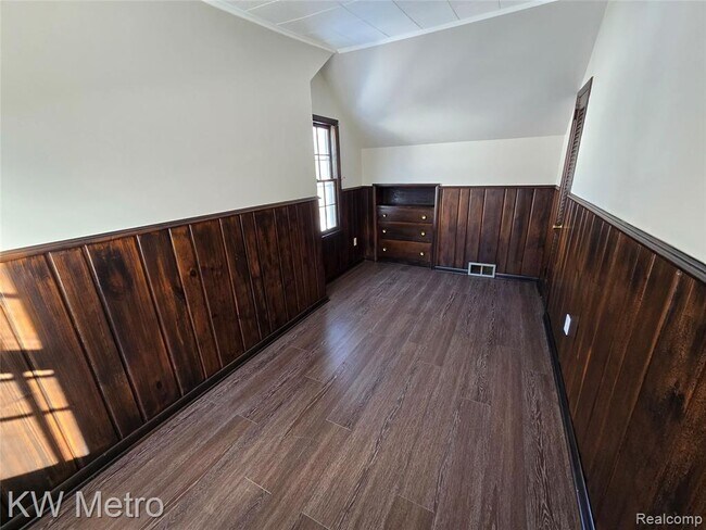 Building Photo - 1305 Collegewood St