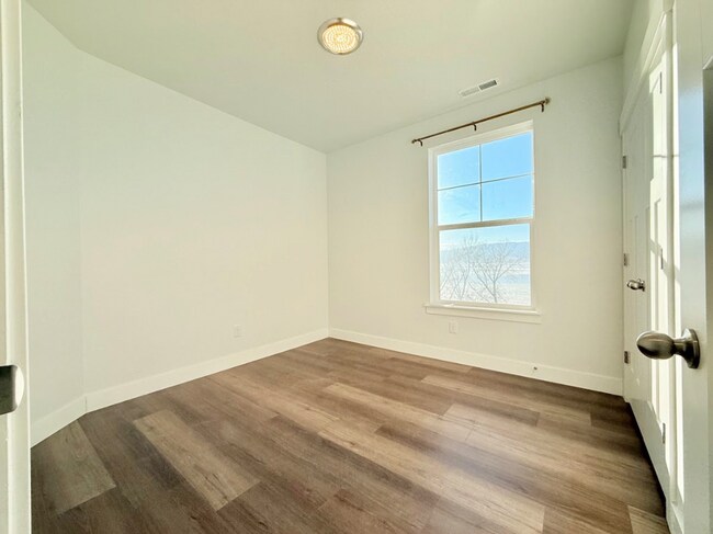 Building Photo - Gorgeous Condo in Vineyard!