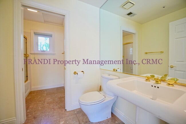 Building Photo - Exclusive Home in Gated Community!