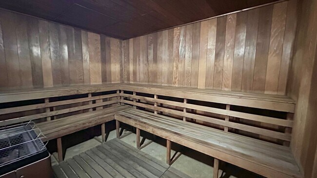 Building Photo - 2 BED/1 BATH/1 PRKG with Lanai & WASHER/DR...