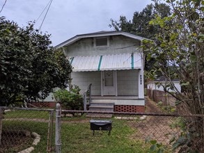 Building Photo - 3816 Elm Dr