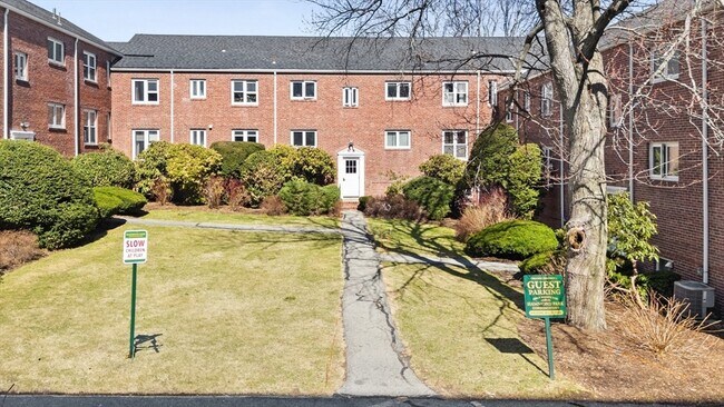 Building Photo - 130 Boylston St