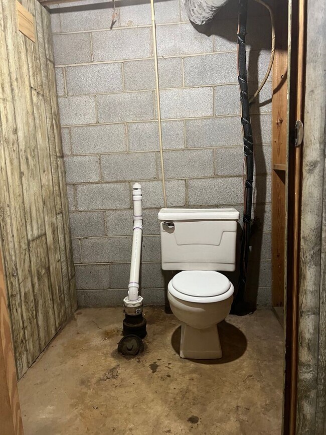 Building Photo - 733 Pine St