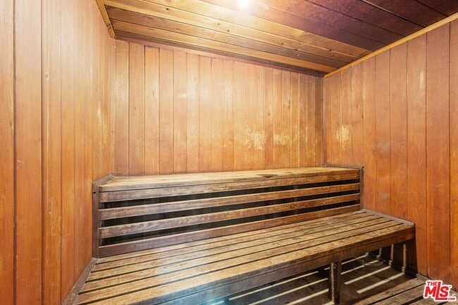 Building Photo - 1115 S Elm Dr