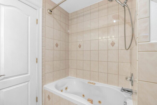 Building Photo - 1922 Montrose St