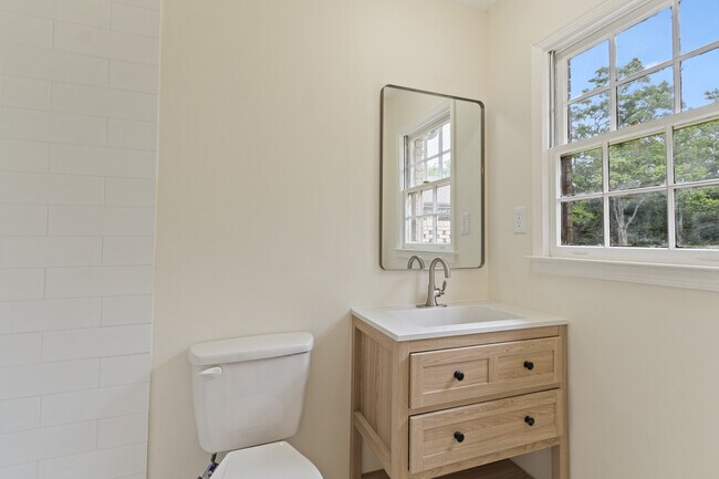 Building Photo - 2451 Belcher Dr
