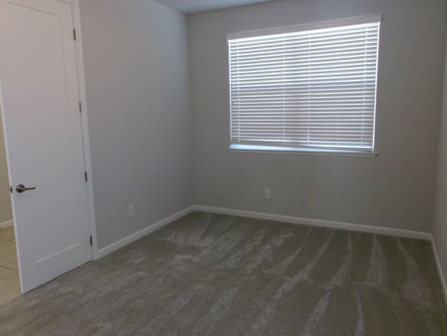 Building Photo - Beautiful 4 bedroom, 2-1/2 bath home in Wingfield Springs