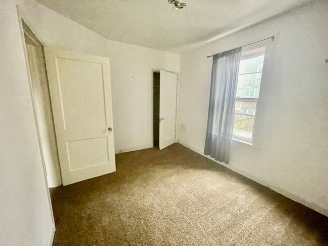 Building Photo - 4 Bed 1-2 Bath- Frick Pittsburgh PA
