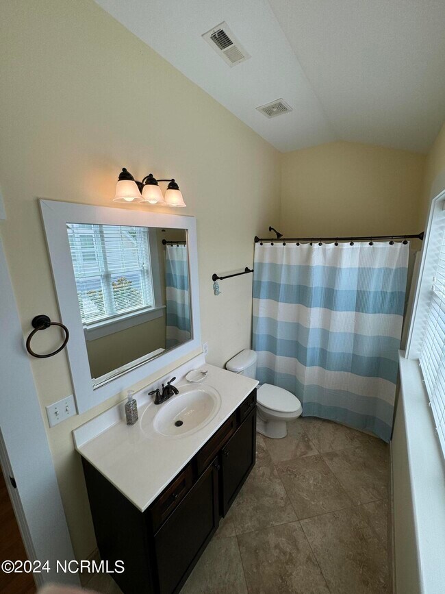 Building Photo - 819 Meadowsweet Ln