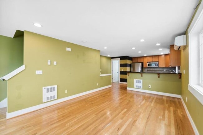 Building Photo - 3 bedroom in Seattle WA 98117