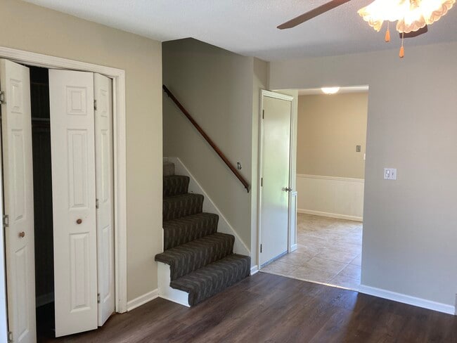 Building Photo - 1406 E Willow Dr