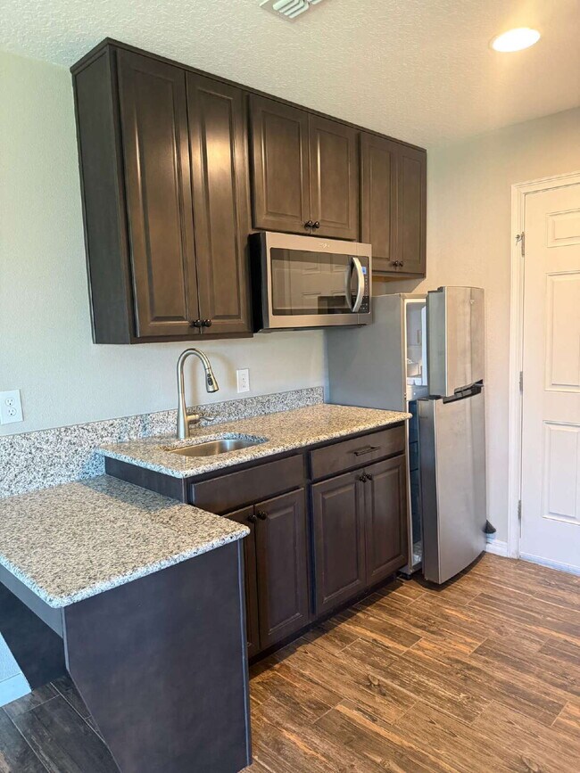 Building Photo - Beautiful and Spacious 3/2 with Separate Entrance 1/1 In-Law Suite, RV Parking