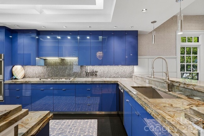 Building Photo - 1124 Dilworth Crescent Row