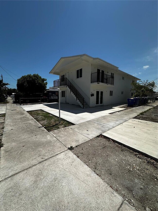 Building Photo - 828 NW 23rd Ct