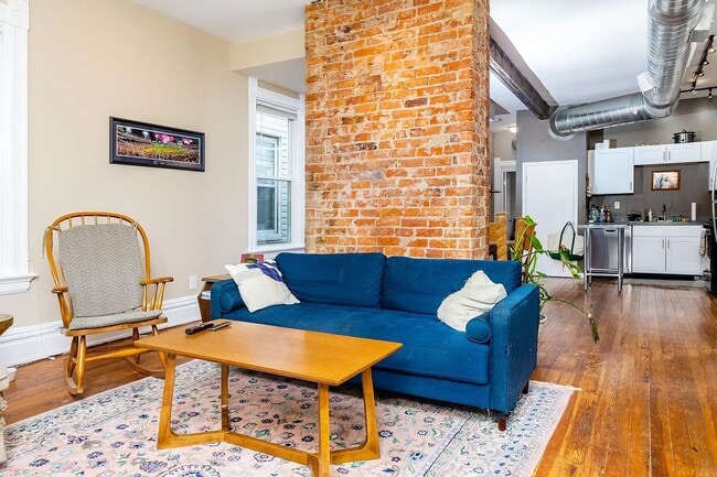 Building Photo - Stylish 3-Bedroom Apartment in Walnut Hill...