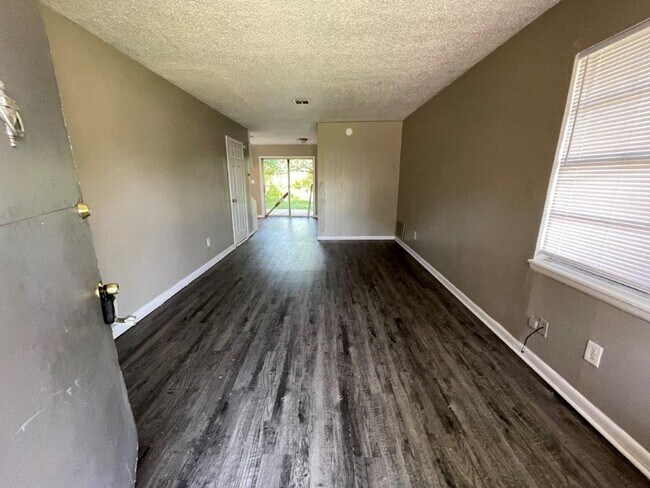 Building Photo - 4 bed Garage conversion in Okc