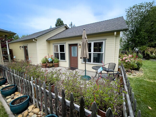 Building Photo - Willow Run Studio: Light, Bright, nice gar...