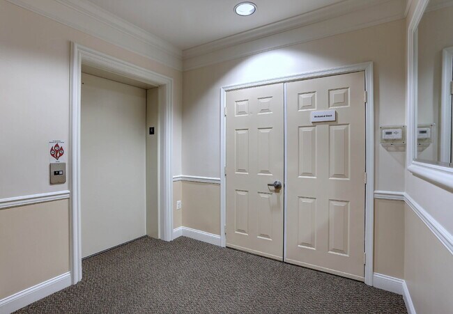 Building Photo - 2BD/2BA Fabulous River Hill Condo