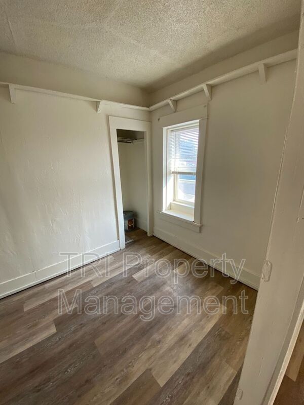 Building Photo - 519 9th St
