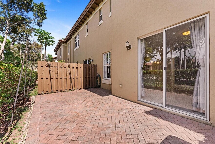 Building Photo - 6884 Julia Gardens Dr