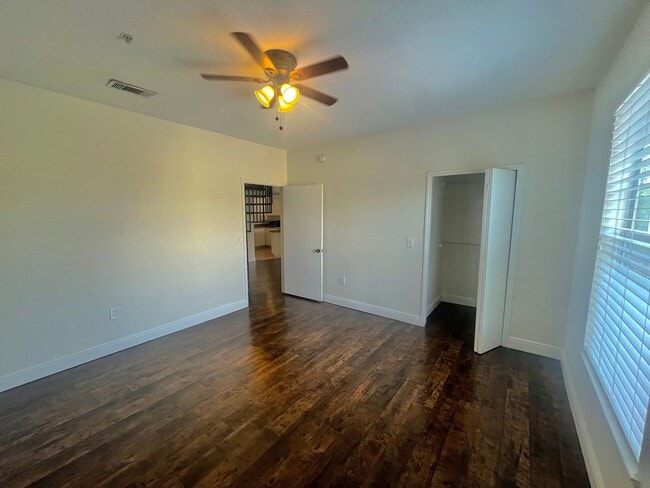 Building Photo - Spacious 2 Bed, 2 Bath + Loft in Prime Lak...