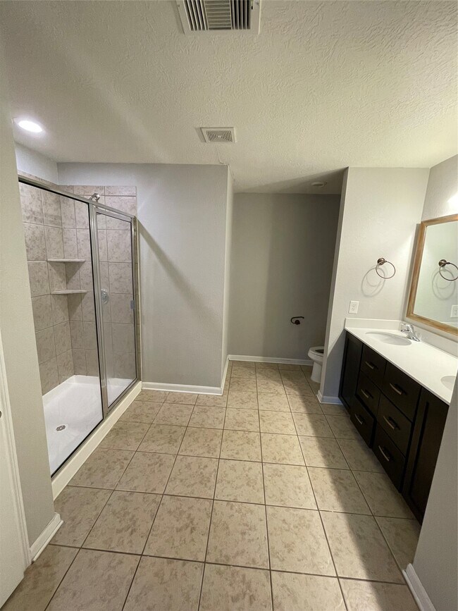 Building Photo - 15827 Copper Oak Ln