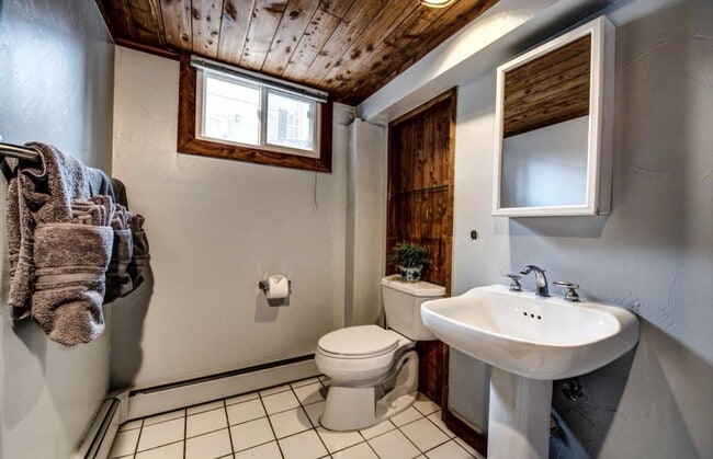 Building Photo - Charming two-bedroom unit in Capitol Hill