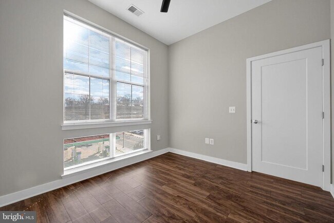 Building Photo - 989 S Buchanan St