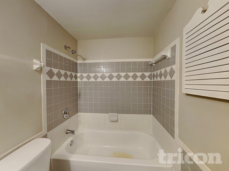 Building Photo - 2814 Cedaridge Dr