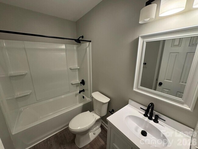 Building Photo - 320 Hamilton Dr NE