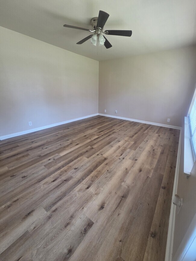 Building Photo - 3501 Robinhood Ln