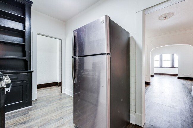 Building Photo - 609 E Warrington Ave