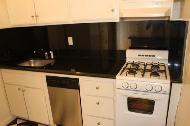 Building Photo - 638 S Cloverdale Ave