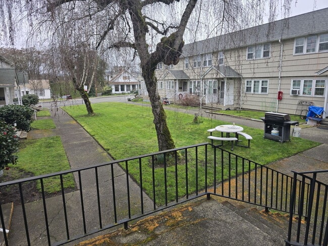 Building Photo - 451 NE Winchester St