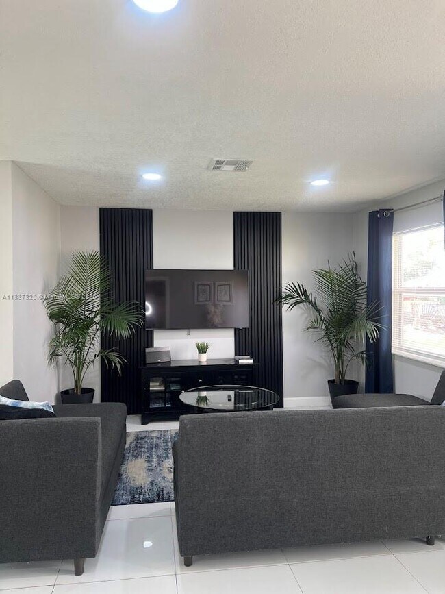 Building Photo - 1604 SW 7th St